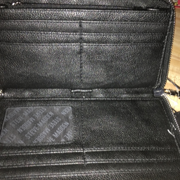 Steve Madden Signature Black & White Wristlet 8x6 - Picture 3 of 4